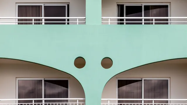 Balkone an der modernen Fassade eines Resorthotels in Funchal, Madeira