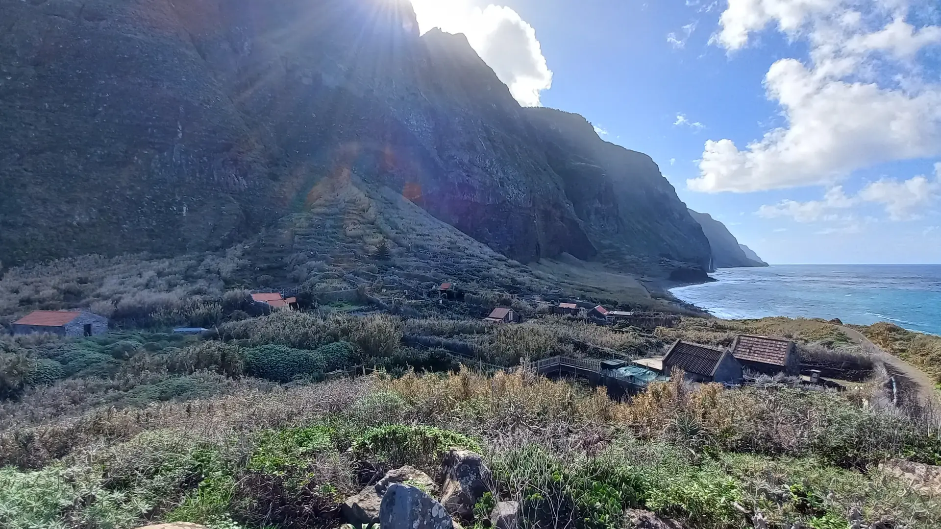 Steilküste bei Achadas da Cruz mit den Häusern der Fajã da Quebrada Nova am Atlantik an der Nordwestküste Madeiras
