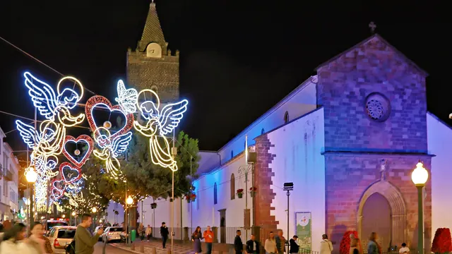 Die Kathedrale von Funchal und die Altstadt mit weihnachtlicher Engel-Beleuchtung bei Nacht, Madeira