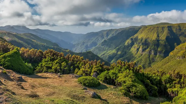 Grünes Gebirgstal mit Herbstfarben, gesehen vom Aussichtspunkt Rabaçal, Madeira