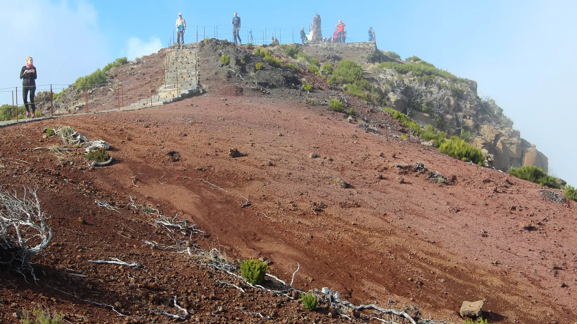 Gipfelbereich des Pico Ruivo mit Aussichtsplattform und Wanderern, der mit 1.862 m höchste Berg Madeiras
