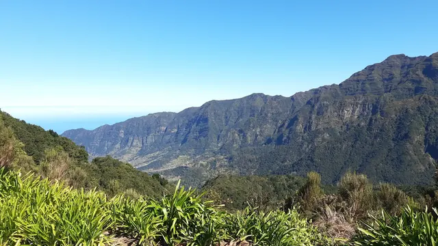 Blick vom Encumeada-Pass über die Täler im Inneren Madeiras bis zum Atlantik