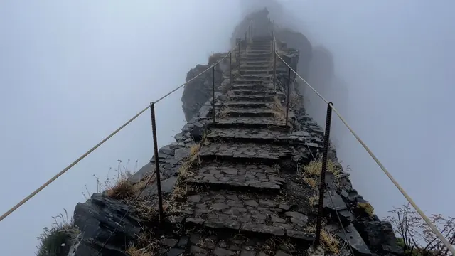 Der Wanderweg PR1 schlängelt sich zwischen Vulkangipfeln in Richtung Pico Ruivo auf Madeira