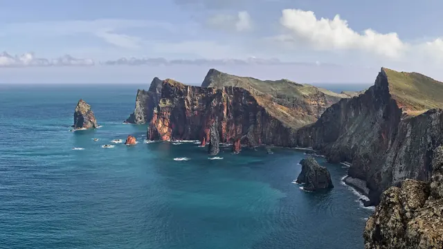 Ockerfarbene Klippen und blaues Meer auf der Halbinsel Ponta de São Lourenço an der Ostspitze Madeiras