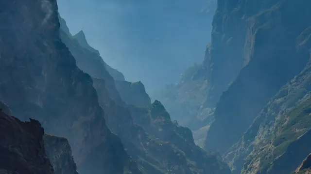 Zerklüftete Vulkangipfel über einem Wolkenmeer, gesehen vom Pico do Arieiro auf Madeira