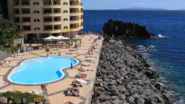 Ein Hotel an der Küste von Funchal, Madeira